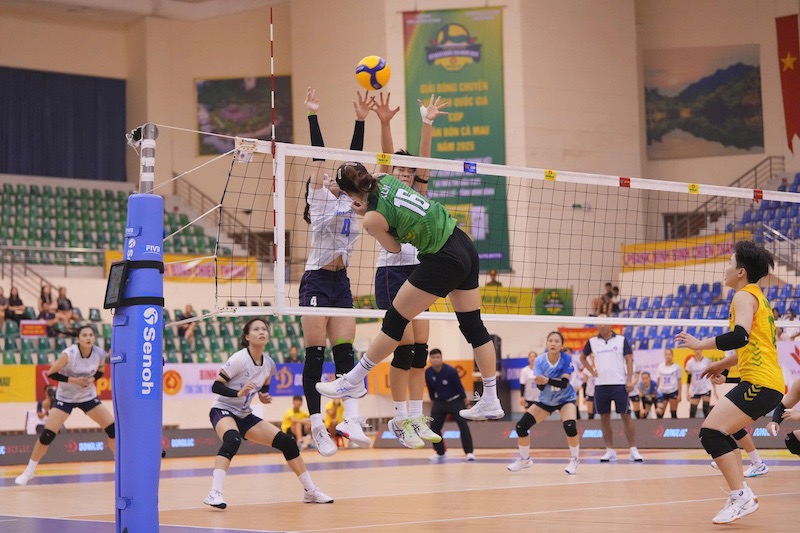 Hai doi nhap cuoc day quyet tam. Anh: VFV