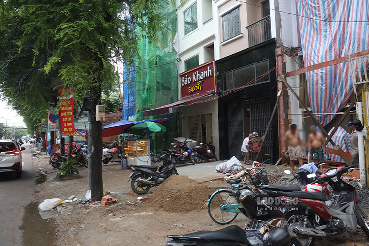 Ho Chi Minh City residents hand over land to widen road worth over VND3,724 billion, helping to reduce traffic congestion in the inner city