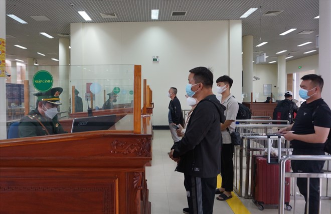 Carry out immigration procedures at Mong Cai International Border Gate (Quang Ninh). Photo: Doan Hung