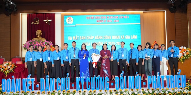 Mme Nguyen Thi Thu Thuy - Vice-presidente de la Federation du travail de la ville de Hanoï (robe couleur foncee) a assiste donne des instructions et felicite le 1er Congres du syndicat communal de Gia Lam mandat 2025-2030. Photo : CDHN