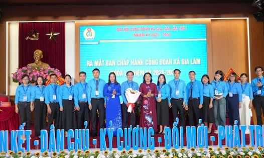Bà Nguyễn Thị Thu Thuỷ - Phó Chủ tịch LĐLĐ Thành phố Hà Nội (áo dài màu sẫm) dự, chỉ đạo và chúc mừng Đại hội Công đoàn xã Gia Lâm lần thứ I, nhiệm kỳ 2025 - 2030. Ảnh: CĐHN