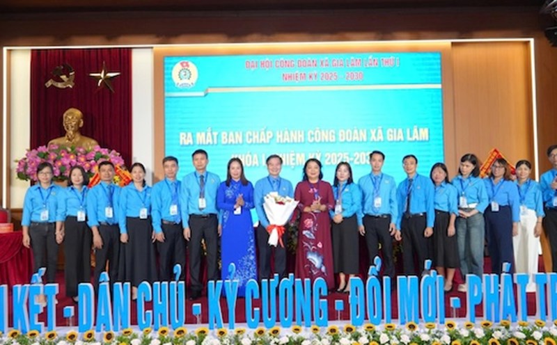 Ms. Nguyen Thi Thu Thuy - Vice President of the Hanoi City Labor Federation (dark ao dai) attended, directed and congratulated the 1st Gia Lam Commune Trade Union Congress, term 2025 - 2030. Photo: CDHN