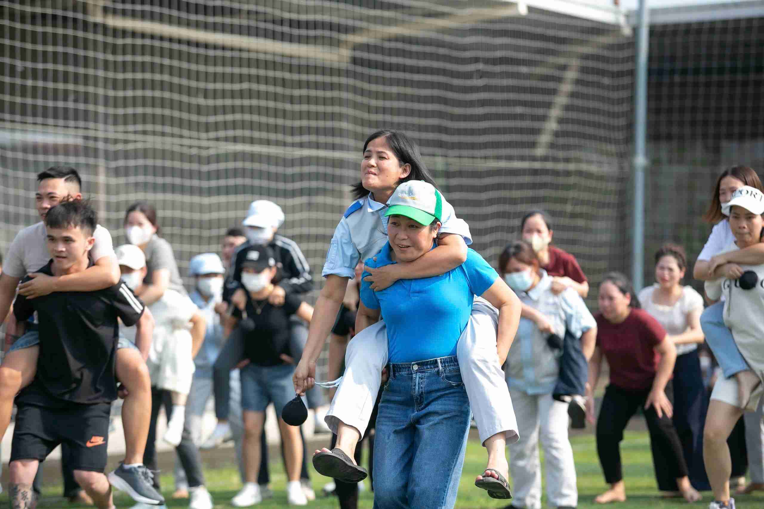 Ambiance animee lors de la journee sportive des travailleurs Meiko. Photo : Mai Huong