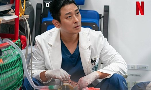Joo Ji Hoon trong phim "The Trauma Code: Heroes On Call". Ảnh: Nhà sản xuất