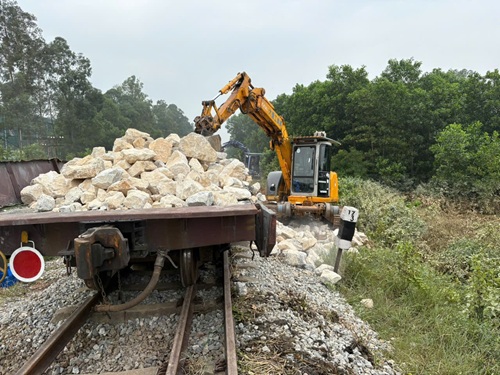 The flow of the railwaybed was blocked by floods in Trung Gia. Photo: Minh Hanh