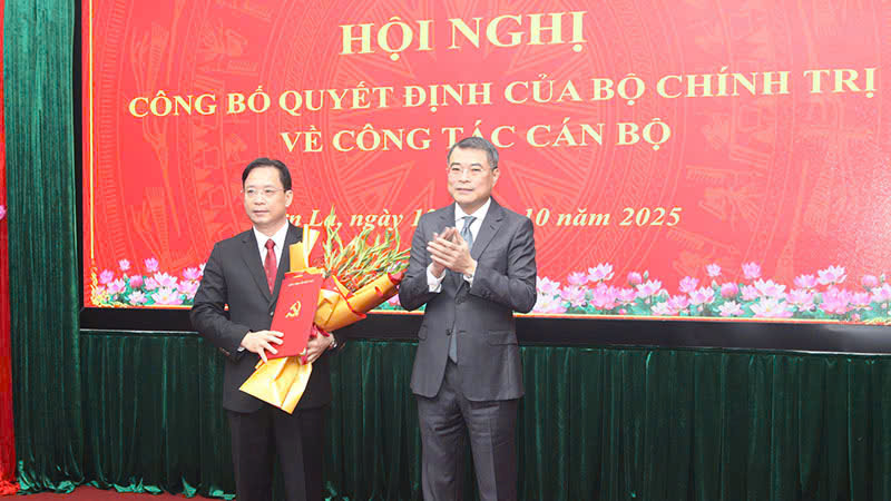 Ong Le Minh Hung, Uy vien Bo Chinh tri, Bi thu Trung uong Dang, Truong ban To chuc Trung uong trao quyet dinh cua Bo Chinh tri va tang hoa chuc mung ong Hoang Van Nghiem. Anh: Anh Tuan