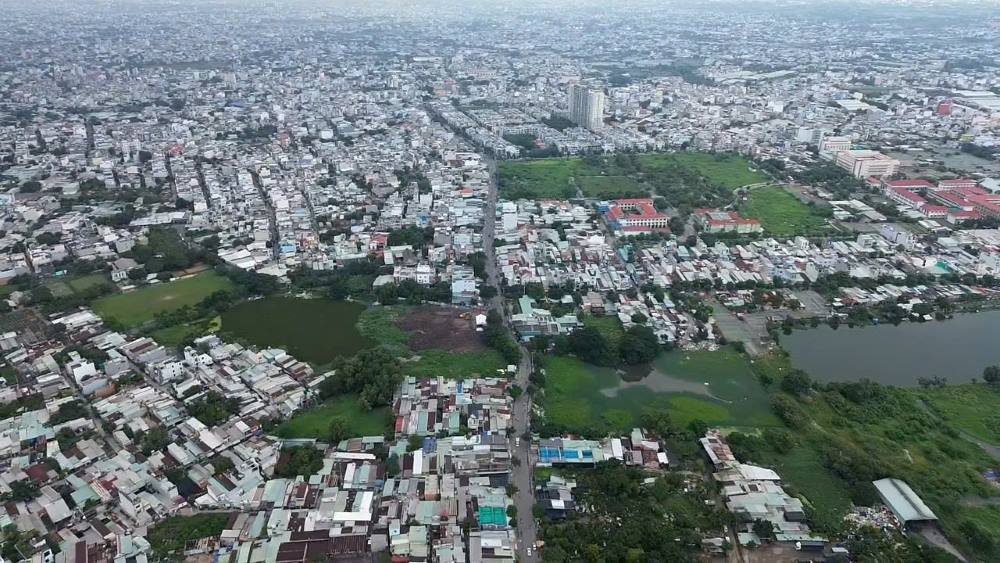 Tu khu ao ca hoang hoa phu day co dai, rac thai, chi sau it thang nua noi day se khoac len minh mau xanh  va khong gian moi khang trang, sach dep cho nguoi dan Trung My Tay. Ảnh: Anh Tu