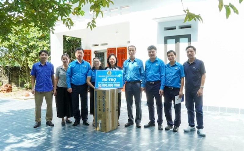 The Vietnam Trade Union coordinated to present the Trade Union Shelter to union members in difficult circumstances. Photo: Trade Union