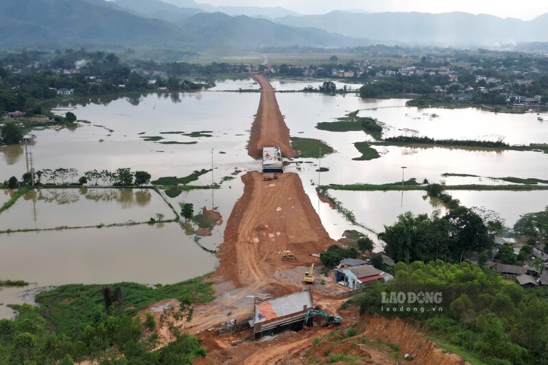 Tuyen duong di xuyen qua canh dong rong menh mong tai xa Cam Khe. Anh: To Cong.