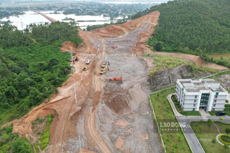 The project to build a branch road to the area in Cam Khe commune has completed site clearance. Photo: To Cong.
