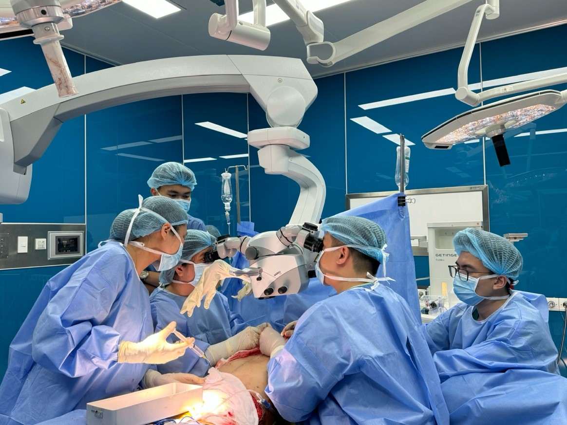 Associate Professor, Dr. Viet Dung and his colleagues performed surgery on a patient who suffered a stroke after undergoing beauty treatments. Photo: Nguyen Ha