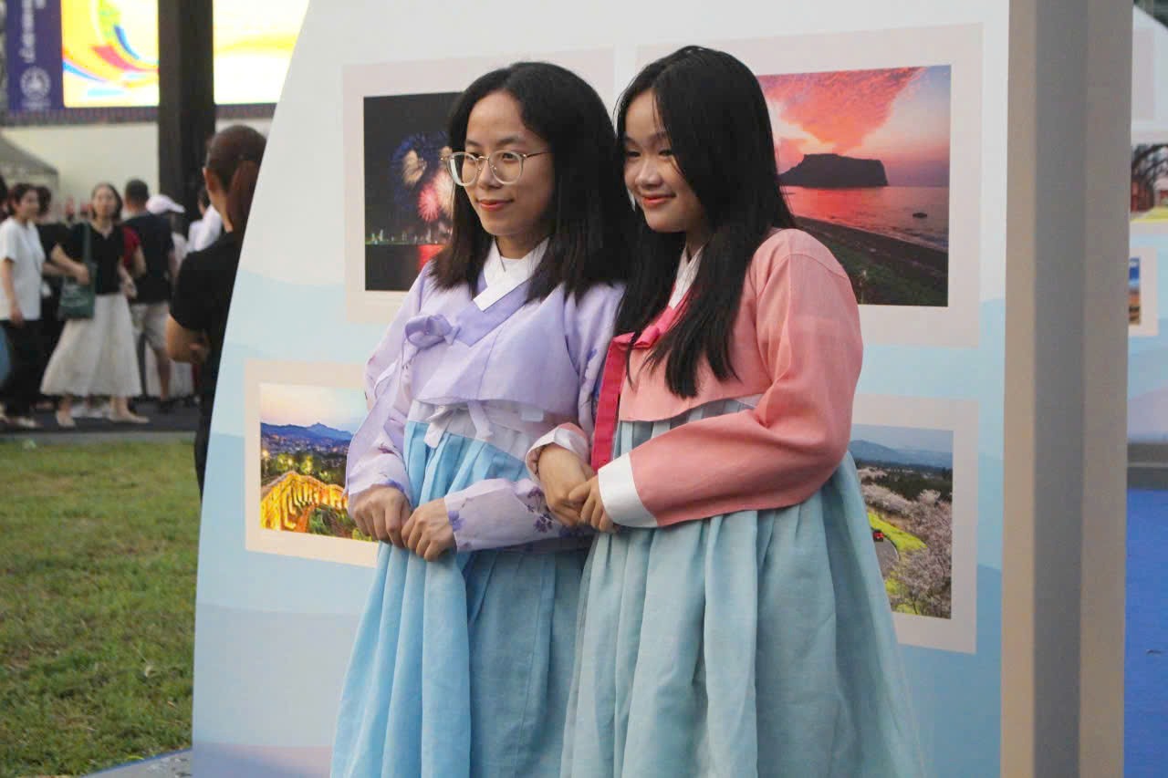 チャウ・ニャンさん（左）とその友人は、祭りで無料の韓国の伝統衣装を着て写真撮影を楽しんだ。写真: ル・トゥエン