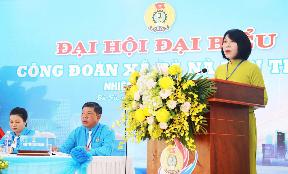 Ms. Ho Thi Lan Huong, Vice President of the Da Nang City Labor Federation, gave a speech directing the Ba Na Commune Trade Union Congress. Photo: Ba Na Commune Trade Union.