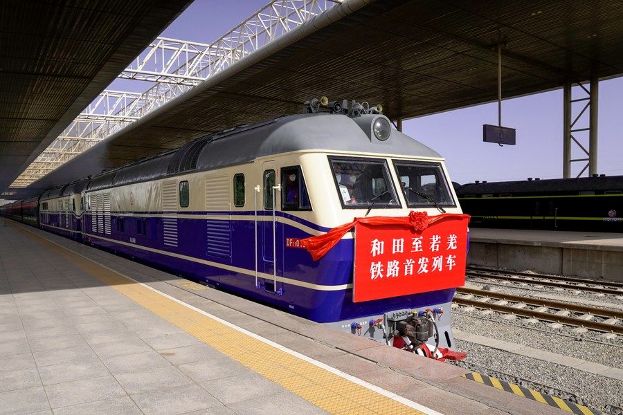 Chuyen tau dau tien cua tuyen duong sat Hotan-Ruoqiang roi ga Hotan (Tan Cuong) ngay 16.6.2022. Anh: Xinhua