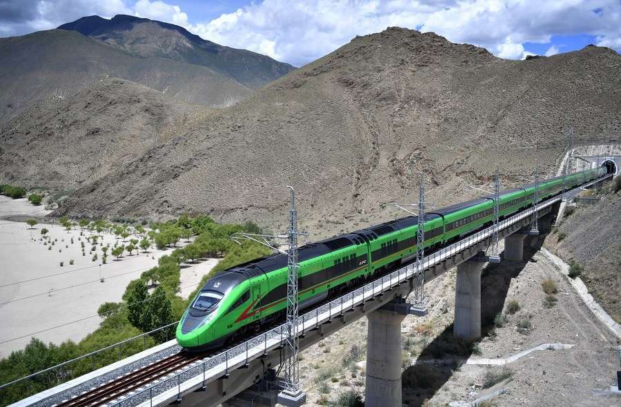 Tren de alta velocidad Phuc Hung que circula por la linea ferroviaria Lhasa-Nyingchi en Son Nam Tay Tang China el 22 de junio de 2022. Foto: Xinhua