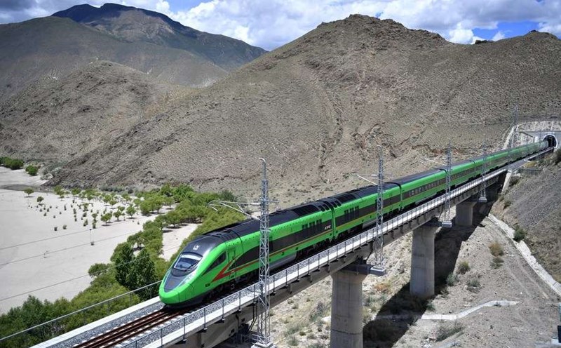 The Phuc Hung high-speed train runs on the Lhasa-Nyingchi railway in Sinan, Tibet, China, on June 22, 2022. Photo: Xinhua