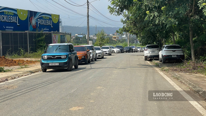Hàng dài xe nối đuôi nhau trên đoạn đường dân sinh nhỏ hẹp để vào chơi Pickleball dù tuyến đường có biển cấm. Đinh Đại