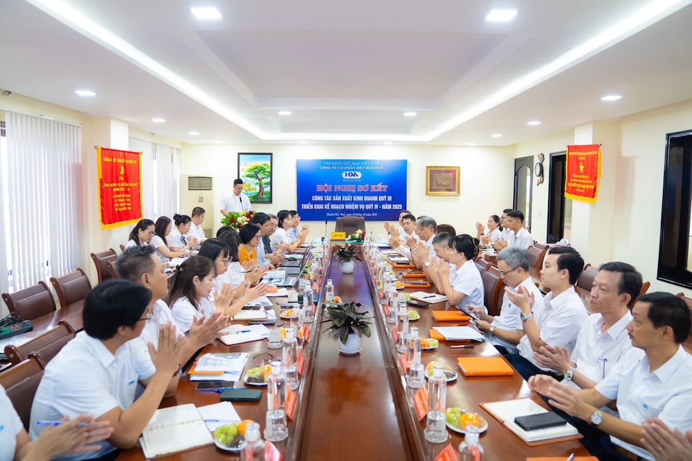시장에 여전히 많은 변동이 있지만 후에 섬유 및 의류 회사는 여전히 계획을 초과하는 이익을 내고 있으며 노동자 소득은 13% 증가했습니다. 사진: 후에 섬유 및 의류