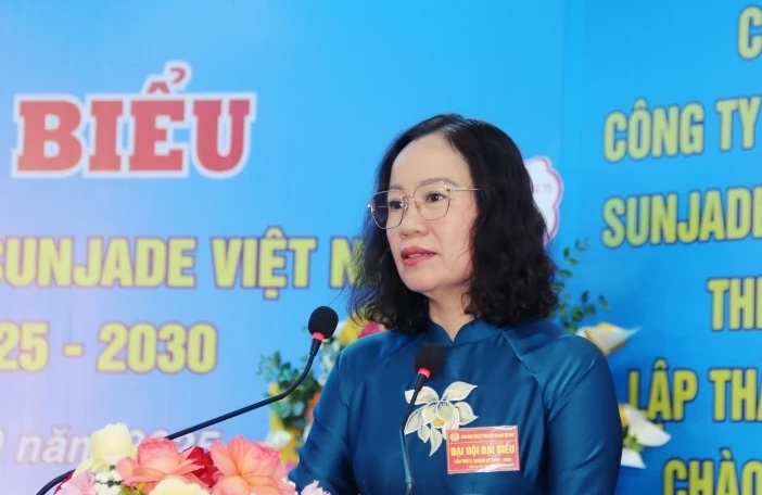 Dong chi Trinh Thi Hoa - Pho Chu tich Lien doan Lao dong tinh Thanh Hoa, Truong Ban cong tac cong doan phat bieu chi dao Dai hoi. Anh: Cong doan Thanh Hoa