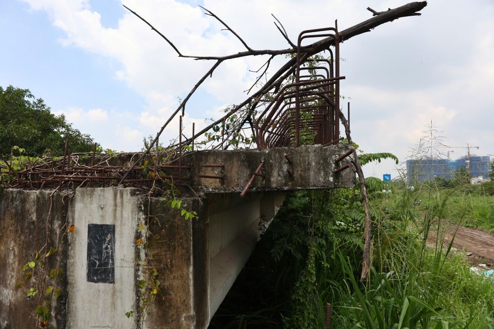 Xung quanh cong trinh rac thai vut bua bai, cay dai phu kin, va ket cau sat thep co dau hieu hoen ri. Anh: Anh Tu