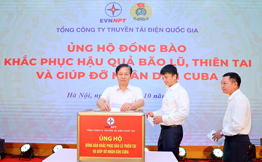 Chu tich Cong doan EVNNPT Trinh Tuan Son tham gia ung ho dong bao khac phuc bao lu, thien tai. Anh: Tien Xuan 
