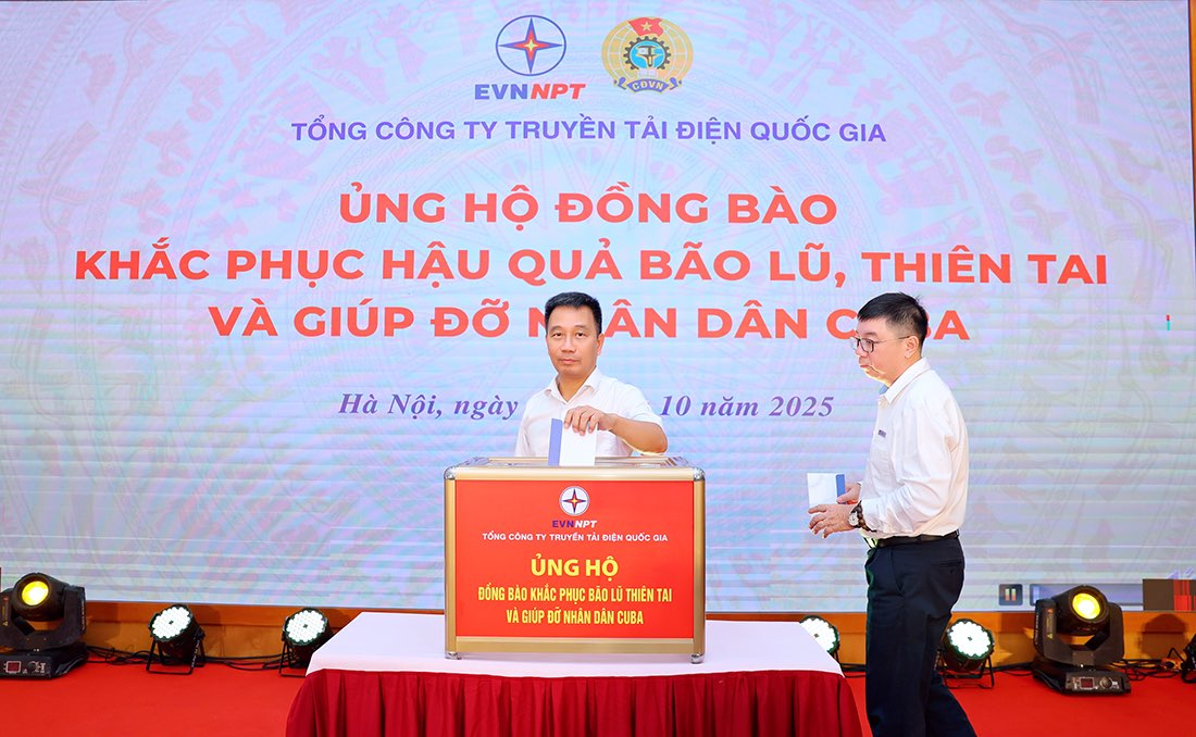 Le president du conseil des membres d'EVNNPT Nguyen Tuan Tung participe au soutien aux compatriotes pour surmonter les tempetes et les inondations. Photo : Tien Xuan