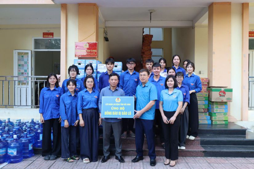 The working delegation was led by Mr. Thach Van Chung - Member of the Provincial Party Committee, Vice Chairman of the Vietnam Fatherland Front of Bac Ninh province, Chairman of the Bac Ninh Provincial Federation of Labor to present support in Tam Giang commune. Photo: Quyet Chien