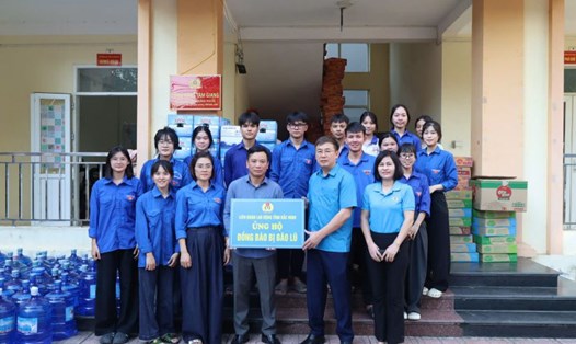 Đoàn công tác do ông Thạch Văn Chung - Tỉnh ủy viên, Phó Chủ tịch MTTQ Việt Nam tỉnh Bắc Ninh, Chủ tịch LĐLĐ tỉnh Bắc Ninh làm trưởng đoàn đến trao hỗ trợ tại xã Tam Giang. Ảnh: Quyết Chiến
