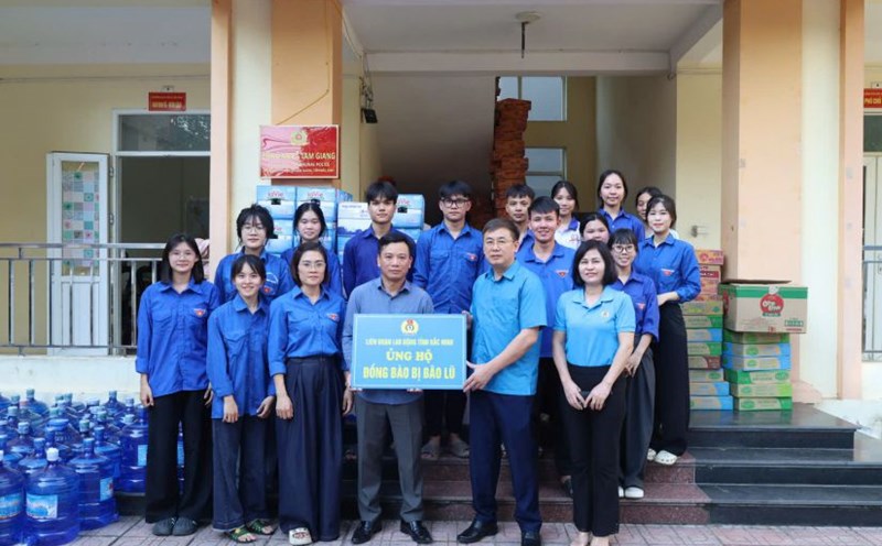 The working delegation was led by Mr. Thach Van Chung - Member of the Provincial Party Committee, Vice Chairman of the Vietnam Fatherland Front of Bac Ninh province, Chairman of the Bac Ninh Provincial Federation of Labor to present support in Tam Giang commune. Photo: Quyet Chien