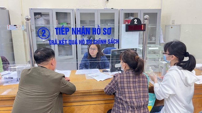 Social insurance officers advise people on subjects entitled to social pension benefits. Photo: Ha Anh