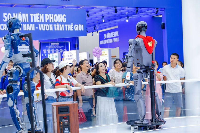 국가 성과 80주년 전시회에서 Vingroup 그룹의 로봇을 전시하는 부스. 사진: Hai Nguyen