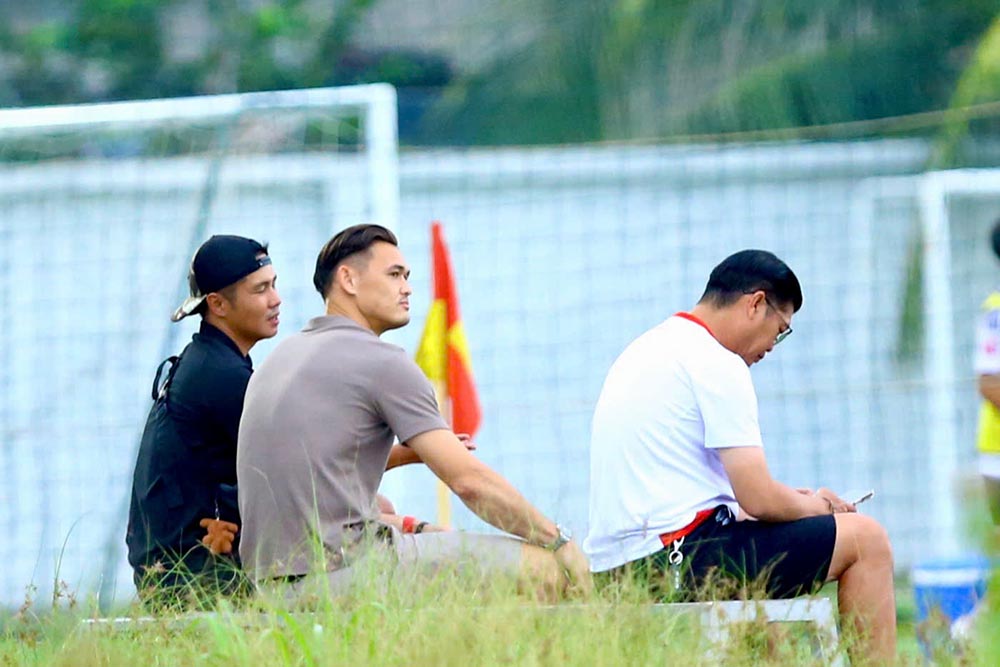 Thu mon Patrik Le Giang (giua) xuat hien va theo doi buoi tap cua doi tuyen Viet Nam. “Nguoi gac den” cua doi Cong an TPHCM dang trong qua trinh nhap tich va duoc ki vong se khoac ao doi tuyen Viet Nam trong tuong lai.