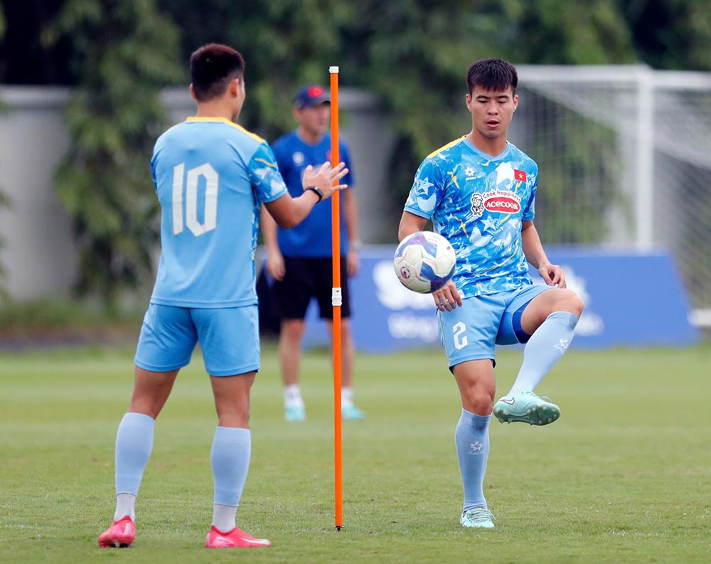 Ve tinh hinh nhan su, buoi tap chieu 12.10 cua doi tuyen Viet Nam van vang mat trung ve Bui Tien Dung. Voi viec khong tham gia tap luyen cung doi trong phan lon thoi gian hoi quan o TPHCM, nhieu kha nang Bui Tien Dung se khong gop mat trong tran luot ve voi Nepal.