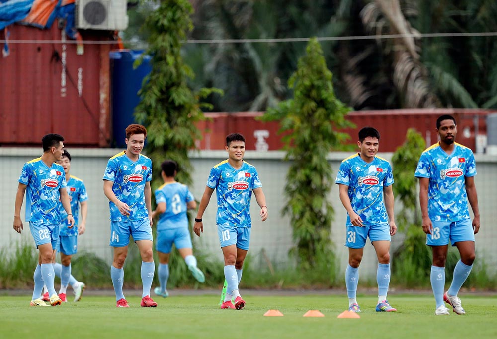 Chieu 12.10,  o phuong Phu Thuan (TPHCM), doi tuyen Viet Nam buoc vao buoi tap chuan bi cho tran dau luot ve voi doi tuyen Nepal o vong loai cuoi Asian Cup 2027. 