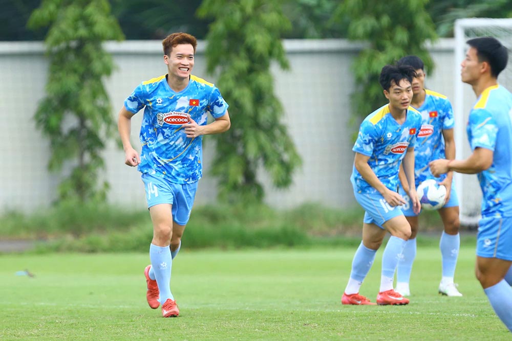 Theo ghi nhan, sau mot buoi vang mat, tien ve Nguyen Hoang Duc da quay tro lai tap luyen cung doi tuyen Viet Nam. Tra loi phong van trong buoi tap nay, Hoang Duc cho biet anh bi dau va khong tap cung doi trong ngay hom qua (11.10).