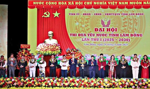 Chị Trịnh Thị Phụng - công nhân Công ty cổ phần Dịch vụ Đô thị Đà Lạt (thứ hai, bên phải) - vinh dự được giới thiệu tham dự Đại hội Thi đua yêu nước toàn quốc lần thứ XI năm 2025. Ảnh: Đức Lâm
