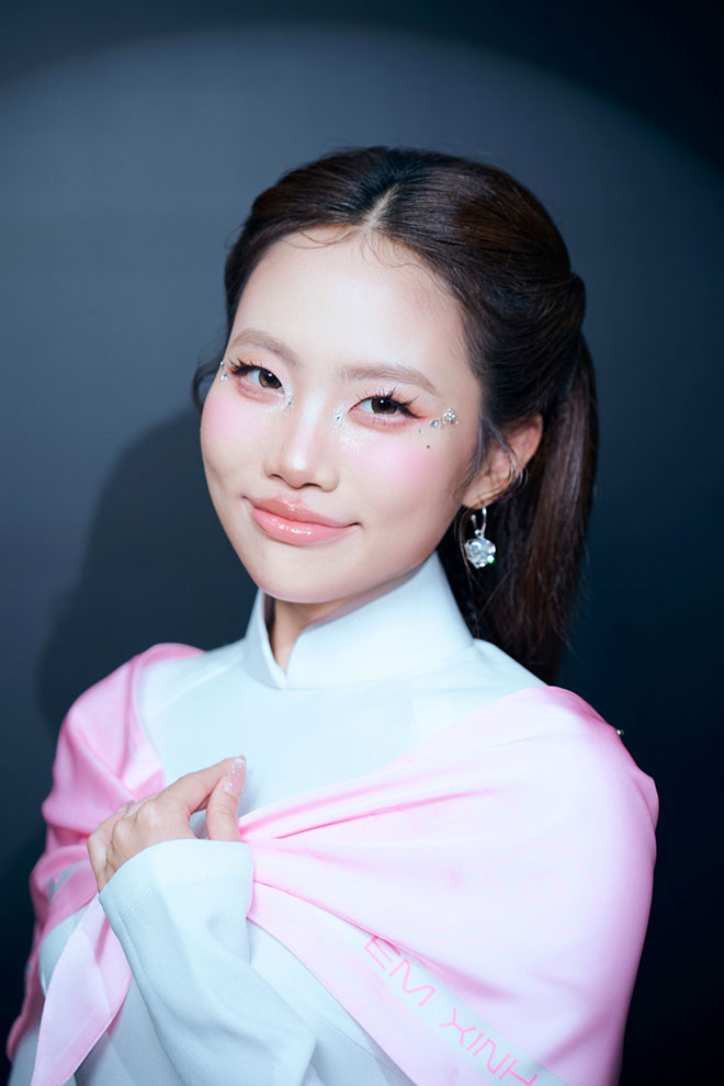 Phuong My Chi. Anh: Nghe si cung cap