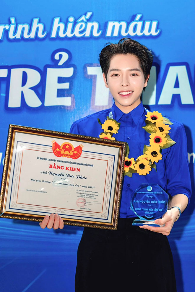 Duc Phuc duoc trao danh hieu “Guong thanh nien song dep 2025“. Anh: Nghe si cung cap