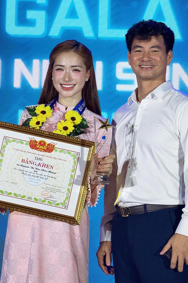 Hoa Minzy chup anh cung Cuc truong Cuc Nghe thuat Bieu dien Xuan Bac. Anh: Nghe si cung cap