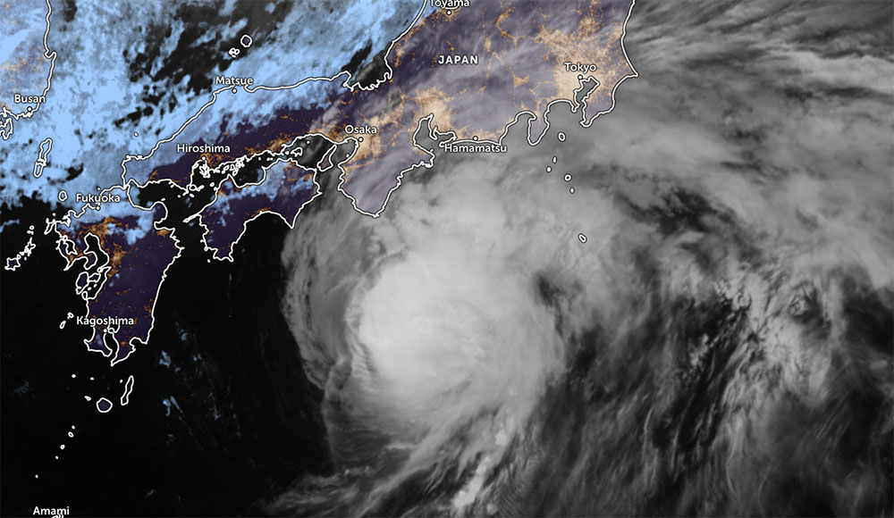 태풍 나크리는 일본 앞바다를 휩쓸고 있으며 규슈 지역 이즈 제도 등에 폭우와 강풍을 몰아칠 위험이 있습니다... 사진: JMA