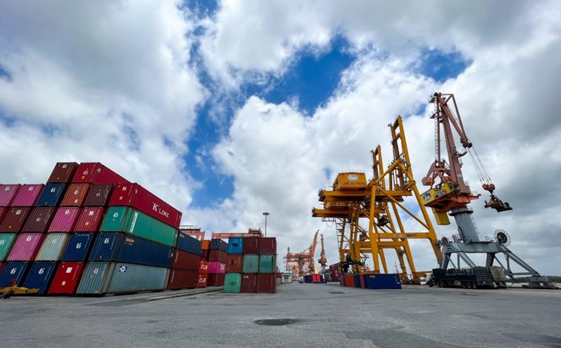 Vietnam's GDP will increase from 346 billion USD in 2020, ranked 37th in the world, to 510 billion USD in 2025. In the photo: Activities at Hai Phong port. Photo: Hai Nguyen