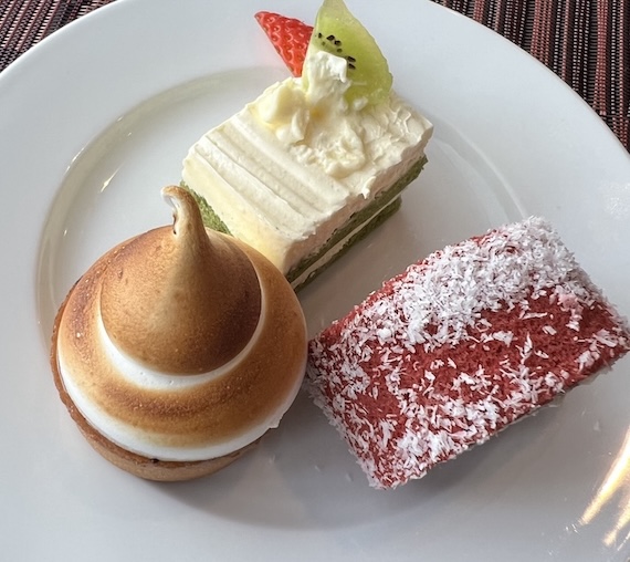 Unmedicated fat loss should start with a diet that reduces starch and sugary products such as cakes. Photo: Kieu Vu