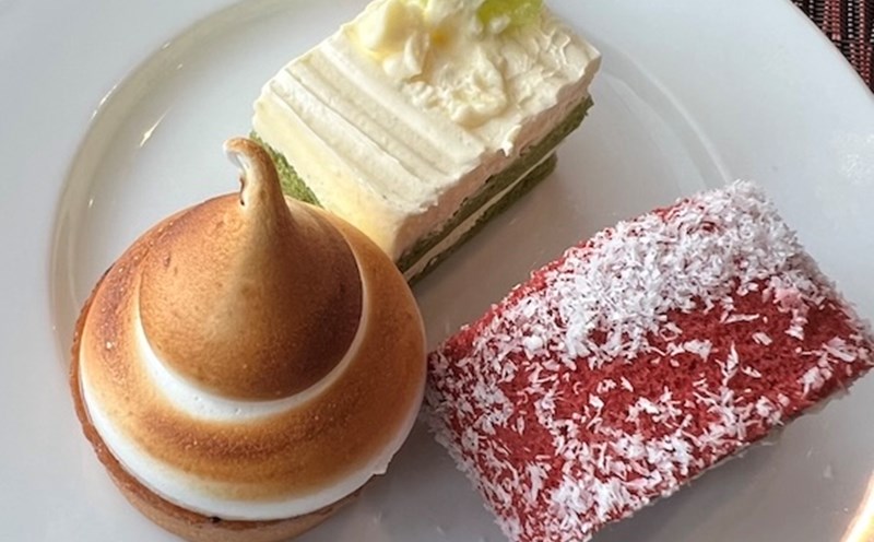 Unmedicated fat loss should start with a diet that reduces starch and sugary products such as cakes. Photo: Kieu Vu