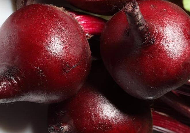 The juice of this red root can help lower blood pressure. Photo: Thu Thuy