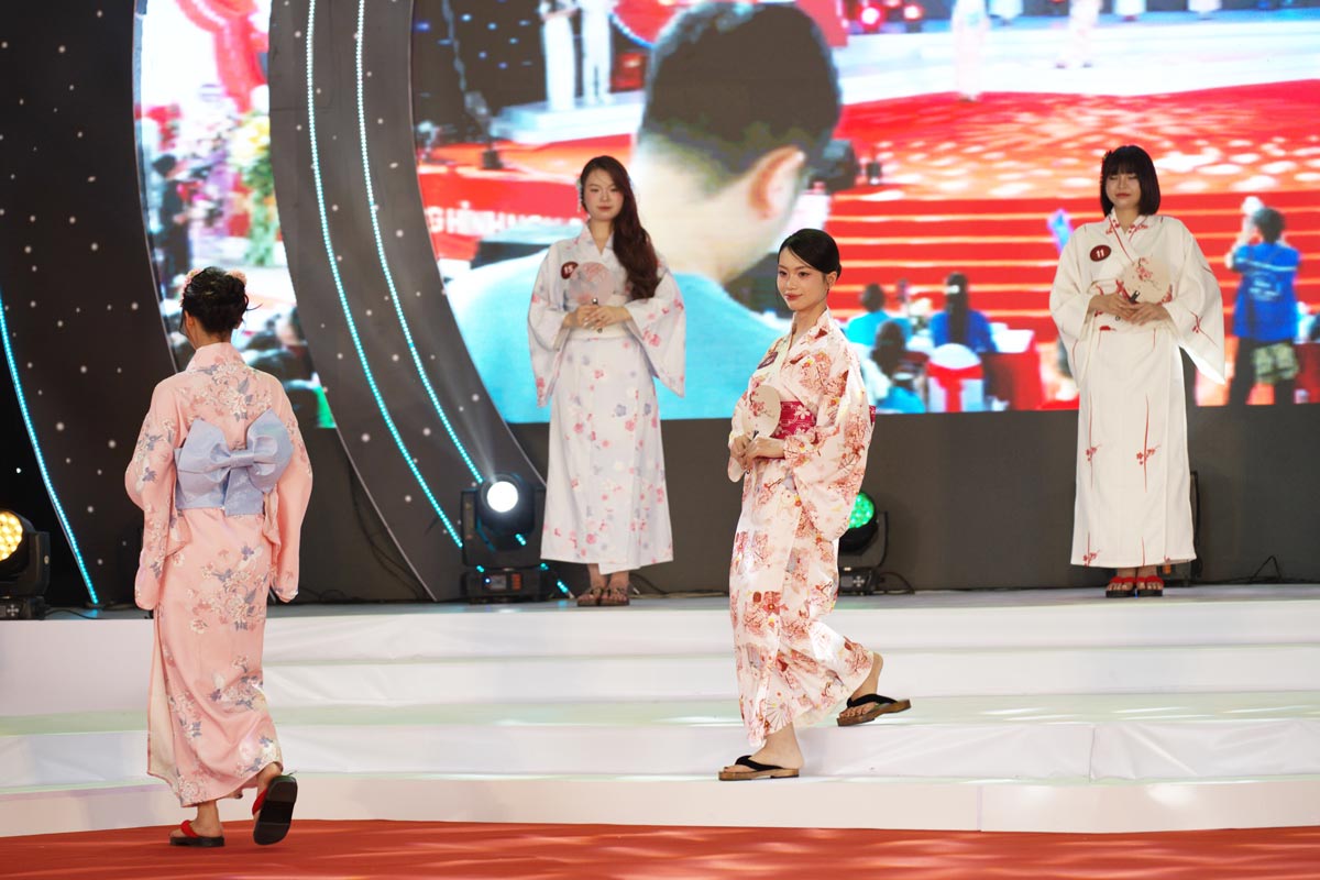 Phan thi trinh dien trang phuc kimono. Anh: Doan Hung