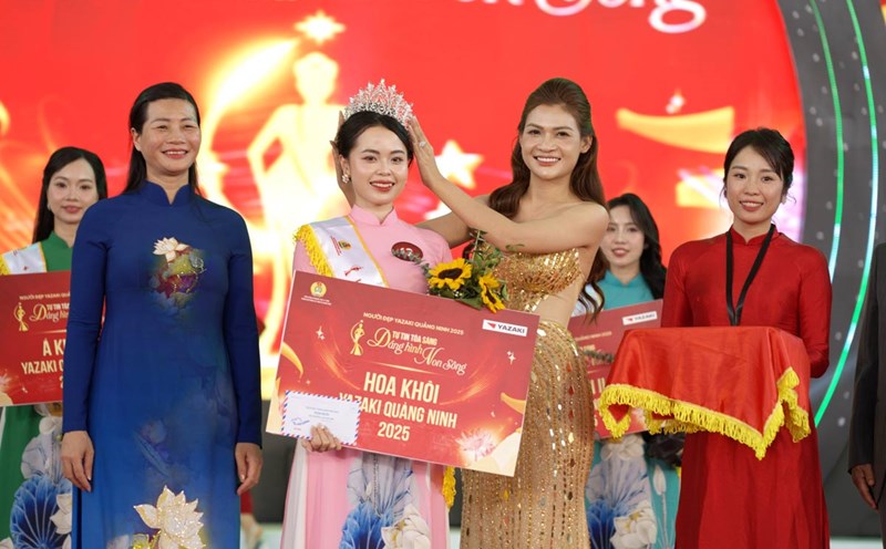 The organizing committee awarded the title of Miss "Yizaki Quang Ninh Beauty 2025" to contestant Nguyen Ly Ly ( PUD department). Photo: Doan Hung