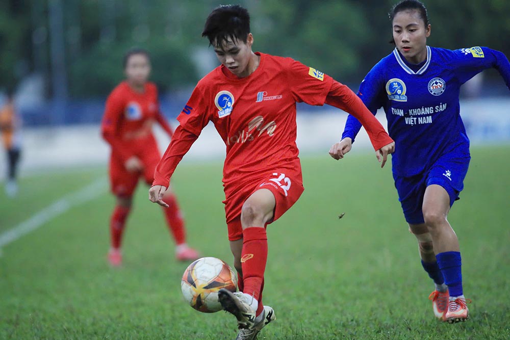 Phong Phu Ha Nam caused many difficulties for Vietnam Coal and Minerals (blue shirt) in round 10 of the National Women's Football Championship - Thai Son Bac Cup 2025. Photo: VFF