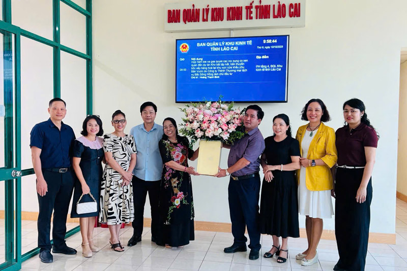 Lanh dao Lien doan Lao dong tinh Lao Cai tham, lam viec tai cac doanh nghiep. Anh: Tuan Hai