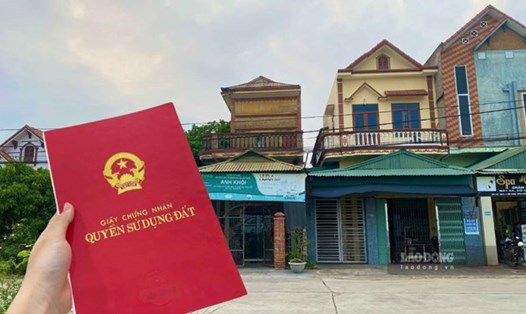 Người dân làm thủ tục sang tên sổ đỏ tại Văn phòng đăng ký đất đai. Ảnh: Tuyết Lan