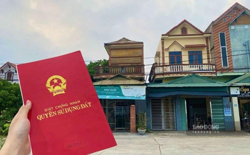 People complete procedures to transfer the red book at the Land Registration Office. Photo: Tuyet Lan